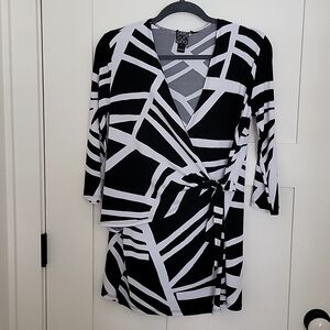 Clara Sun Woo v-neck black&white wrap style with block geometric design   size S